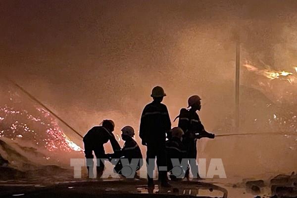 Hỏa hoạn thiêu rụi 400 m2 xưởng sản xuất viên nén mây tre