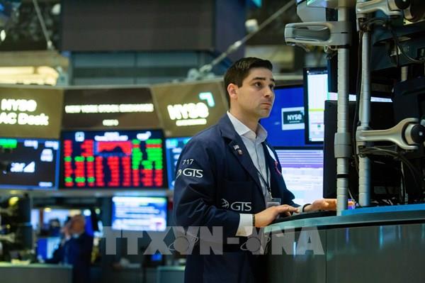 Thông tin các ngân hàng Mỹ bị hạ tín nhiệm kéo chứng khoán toàn cầu tụt dốc