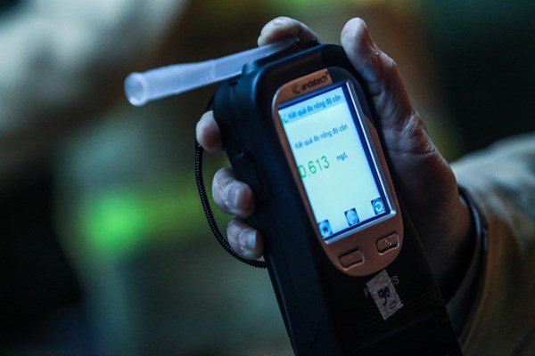 Phạt 24 triệu đồng, tước bằng 17 tháng với lái xe vi phạm nồng độ cồn, không nhường cho xe ưu tiên