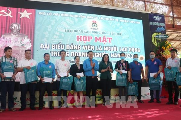 Bến Tre trao tặng học bổng cho trẻ em mồ côi do COVID-19