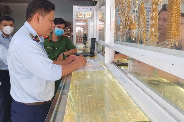 Phát hiện 2 doanh nghiệp kinh doanh trang sức mỹ nghệ có dấu hiệu làm từ ngà voi 