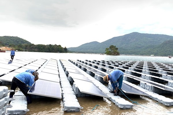 EVN phê duyệt giá mua điện tạm thời cho 2 nhà máy điện mặt trời, điện gió