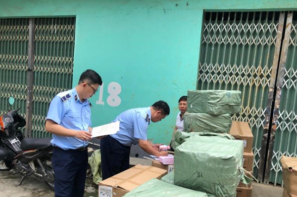 Tạm giữ hàng nghìn sản phẩm hàng hóa giả mạo nhãn hiệu 