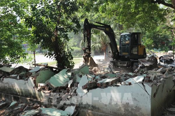 Tháo dỡ các hạng mục sai phạm tại Công viên Tuổi trẻ (Hà Nội)