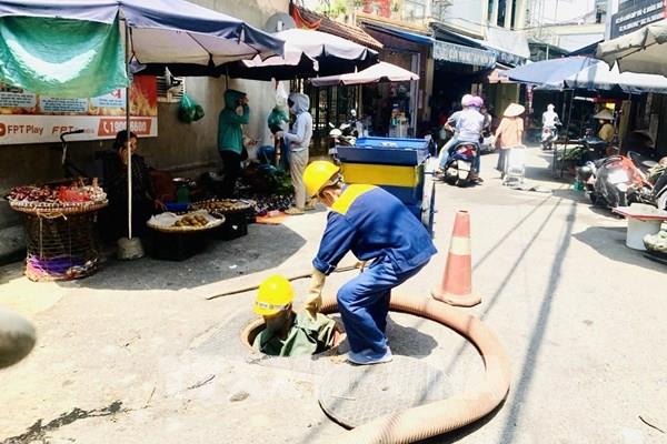 Công nhân Thủ đô làm việc giữa ngày nắng nóng, đảm bảo thoát nước cho mùa mưa