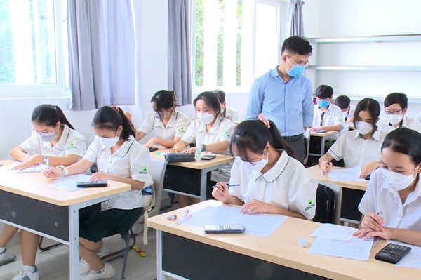 Phạt hành chính trường học để xảy ra sự cố dẫn đến 20.000 học sinh phải thi lại môn Toán ​
