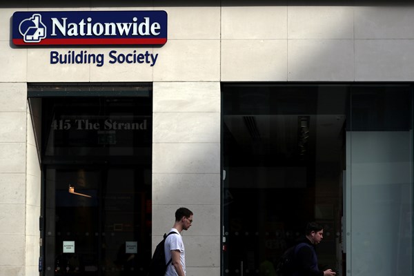 Nationwide của Anh sẽ thanh toán 340 triệu bảng cho khách hàng nhờ lãi “khủng”
