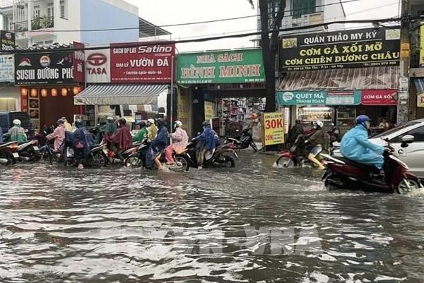 Thành phố Hồ Chí Minh mưa to gây ngập nhiều nơi