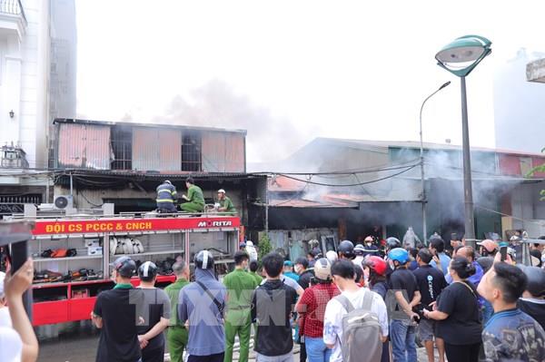 Hà Nội: Điều tra nguyên nhân đám cháy trong chợ đầu mối Đền Lừ