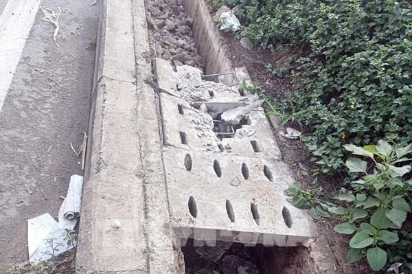 Hàng trăm nắp rãnh thoát nước Xa lộ Hà Nội và Quốc lộ 1 bị đập phá tại TP HCM