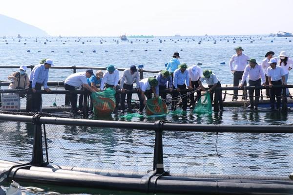 Hạ thủy mô hình lồng HDPE nuôi biển