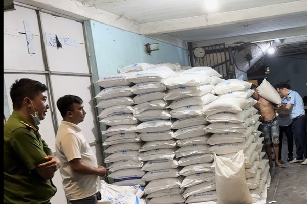 Tp. Hồ Chí Minh xử phạt và tạm giữ hàng nghìn thực phẩm các loại 