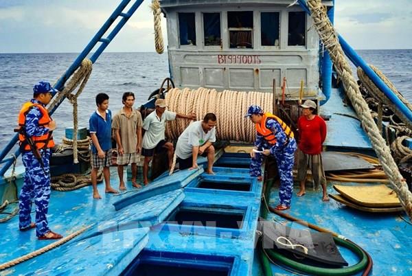 Phát hiện tàu cá vận chuyển 150.000 lít dầu DO không rõ nguồn gốc