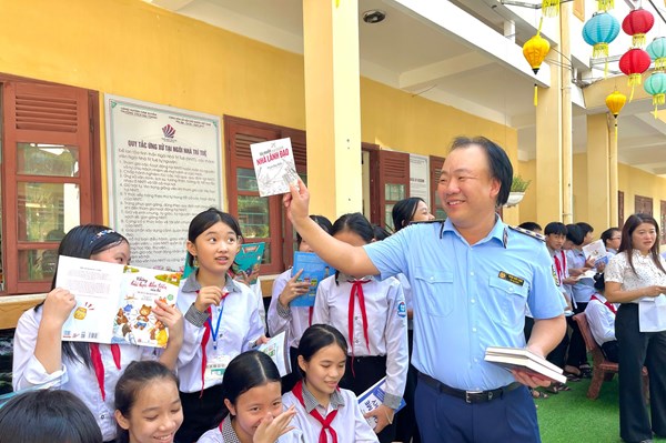 Tổng cục Quản lý thị trường tặng sách cho học sinh nghèo Hà Tĩnh