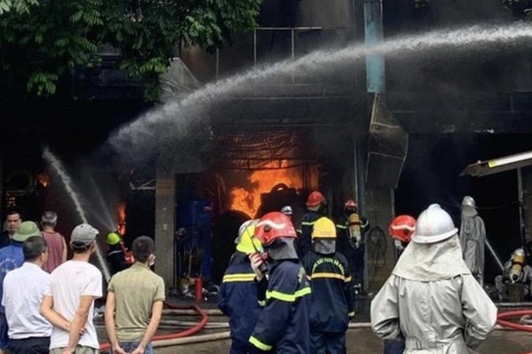 Phong tỏa hiện trường vụ cháy 3 căn nhà tầng vừa ở vừa kinh doanh lốp xe