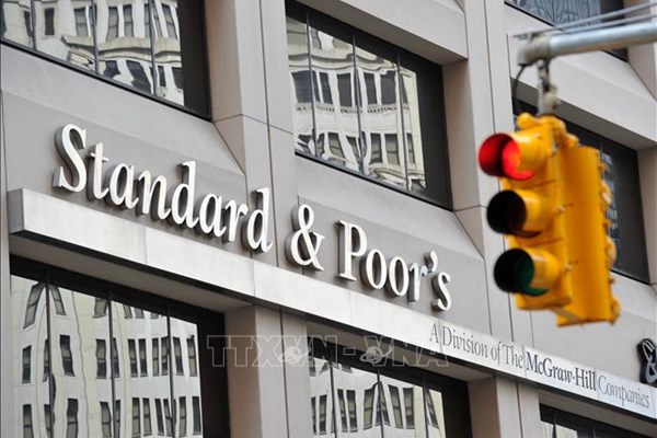 Cổ phiếu ngân hàng Mỹ chao đảo vì động thái của S&P