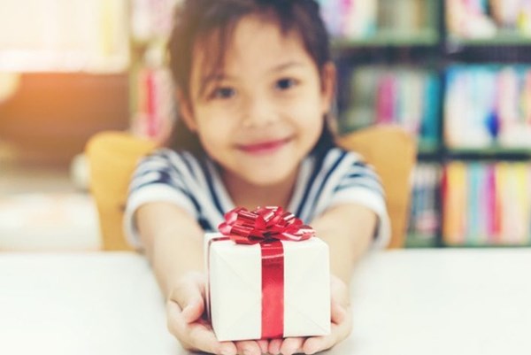 Tặng quà 1/6 cho bé theo độ tuổi