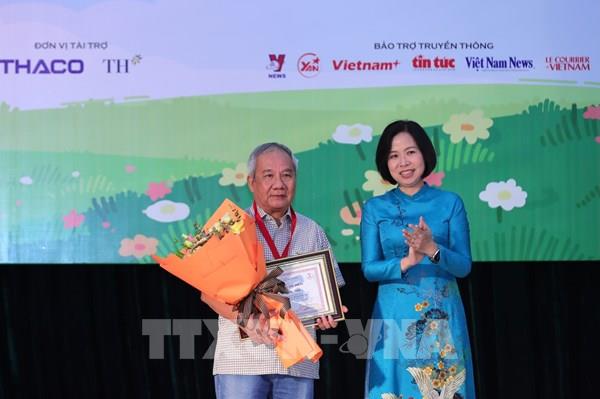 Nhà văn Trần Đức Tiến giành giải “Hiệp sĩ Dế Mèn” năm 2023