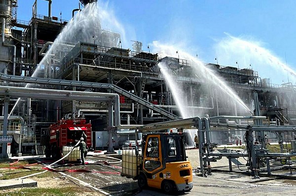 Máy bay không người lái tấn công nhà máy lọc dầu của Nga