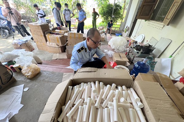 Bắt quả tang cơ sở sản xuất thực phẩm chức năng giả tại Hà Nội