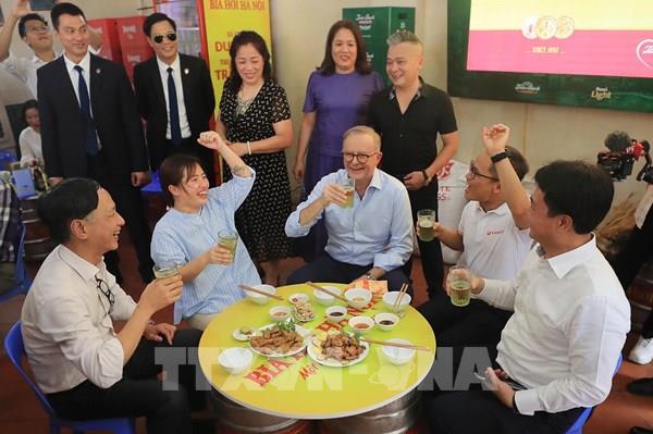 Thủ tướng Australia uống bia hơi, ăn bánh mì truyền thống Hà Nội