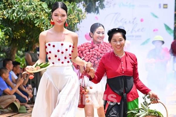 Show diễn thời trang đầu tiên được tổ chức giữa vườn vải