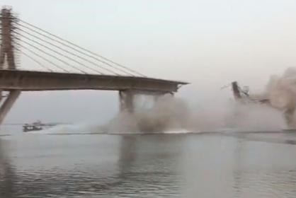 Ấn Độ: Sập cầu đang xây dựng trên sông Hằng