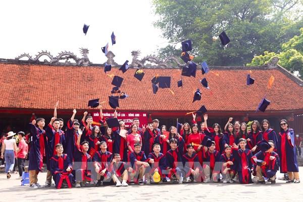 Sĩ tử Hà Nội nô nức đến Văn Miếu – Quốc tử giám cầu may