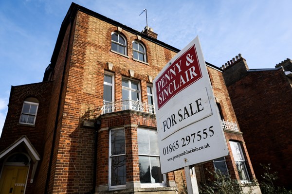 Giá nhà tại Vương quốc Anh lần đầu tiên giảm trong 10 năm