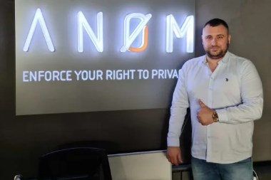 Mỹ treo thưởng 5 triệu USD để bắt đối tượng bán điện thoại mã hóa do FBI phát triển