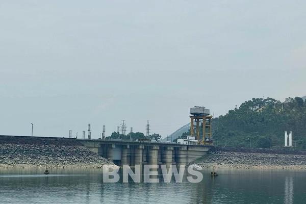 Thiếu nước nghiêm trọng, thuỷ điện Thác Bà đứng trước nguy cơ "tê liệt" hoàn toàn