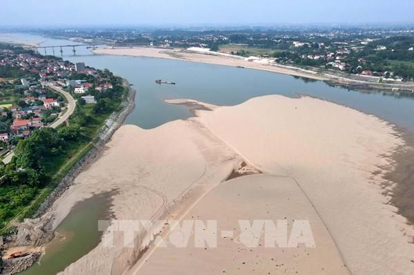 Cận cảnh sông Đà cạn nước kỷ lục