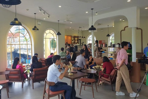 Đường sắt khai thác phòng đợi tàu kiêm điểm dịch vụ cà phê tại ga Long Biên