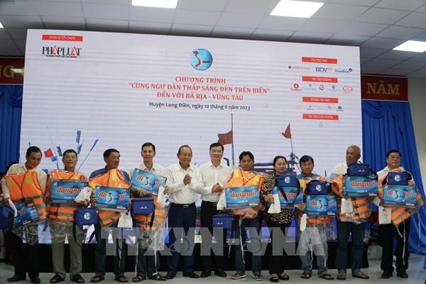 Cùng ngư dân thắp sáng đèn trên biển