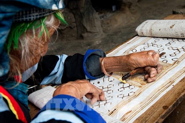 Nghề se lanh dệt vải của đồng bào Mông tại Lùng Tám (Hà Giang)