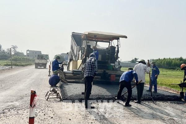 Gấp rút hoàn thành mặt đường Quốc lộ 31 phục vụ mùa thu hoạch vải