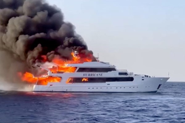 Cháy tàu trên Biển Đỏ, 3 du khách Anh mất tích