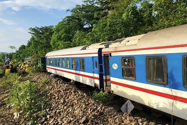 Thông tuyến đường sắt Bắc - Nam sau sự cố tàu SE2 bị trật bánh