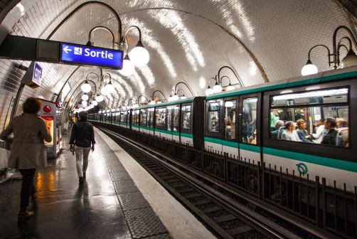 Tàu điện đô thị Paris tắc nghẽn, hàng trăm hành khách mắc kẹt dưới lòng đất