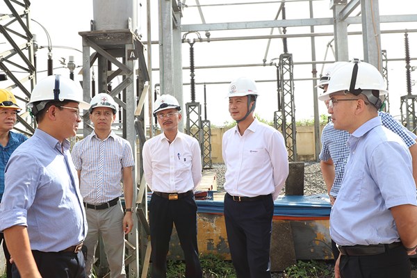 Đóng điện thay thế máy biến áp AT2 trạm biến áp 500kV Hòa Bình