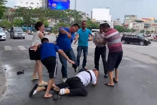 Khởi tố vụ án, khởi tố bị can 2 đối tượng cản trở, hành hung phóng viên khi tác nghiệp