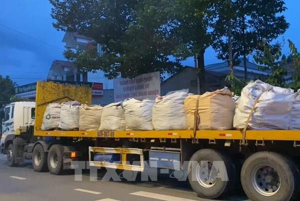 Bình Phước: Bắt xe đầu kéo đổ trộm chất thải ra lô cao su