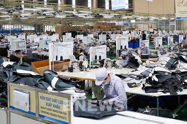 Autocom xuất khẩu 250.000 bộ áo ghế và 1,3 triệu bộ bọc cần số ô tô sang Hàn Quốc