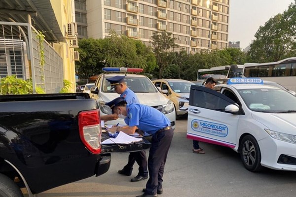 Xử phạt xe taxi dùng công tắc phụ nâng giá cước lên gấp 10 lần