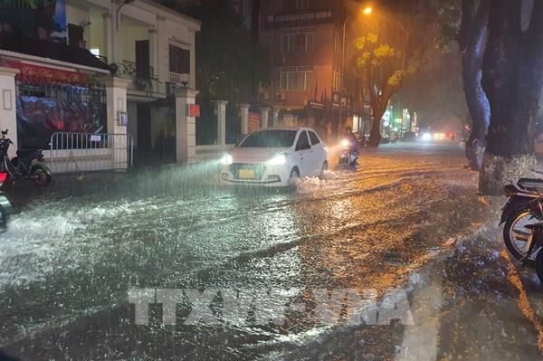 Hà Nội: Nhiều tuyến đường bị ngập do mưa lớn