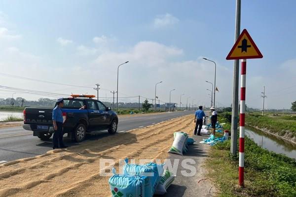 Kiểm tra, xử lý tình trạng phơi thóc trên đường bộ gây mất toàn giao thông