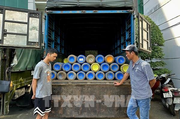 Phát hiện kho hàng chứa hàng tấn bình khí cười