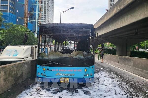 Hà Nội: Xe ô tô buýt bốc cháy tại lối lên đường vành đai 3 trên cao