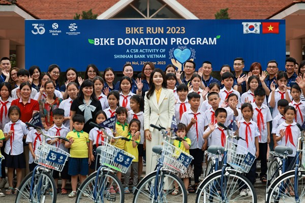 Shinhan Việt Nam trao tặng xe đạp và học bổng cho học sinh khó khăn