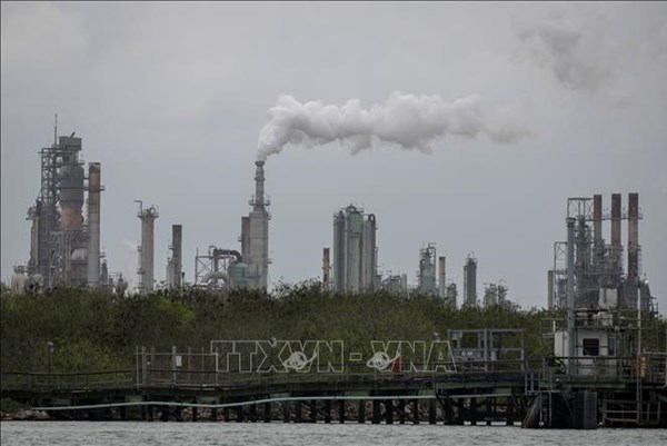 Dự trữ dầu thô của Mỹ giảm kỷ lục không ngăn được giá "vàng đen" đi xuống